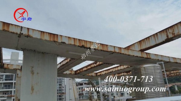 小区楼顶金属结构严重腐蚀生锈